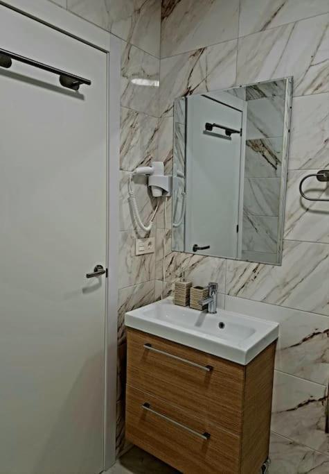 Cozy Studio With Sea View Apartment Benidorm Bagian luar foto